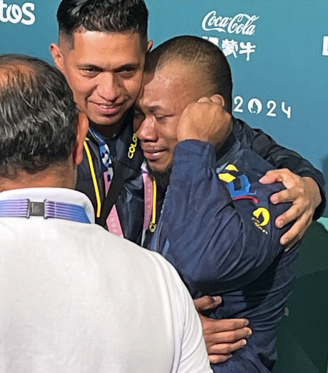DeportColombia's tweet photo. #Paris2024 | ¡EL ABRAZO DE TODO UN PAÍS 🥹! 

Lo que representa esta imagen va mucho más allá de cualquier texto. 

Estuvo sancionado por 4️⃣ años, dice que lo dejaron solo y abandonado, y estuvo al borde de la depresión.

Hoy, tras ser medallista panamericano, tras romper el récord mundial del arranque, se lleva la medalla olímpica y la atención de todo un país.

¡Eres grande Yeison López 💛💛💙❤️!

📸: @zportyzcolombia 
✍️: con info de @thomblalin