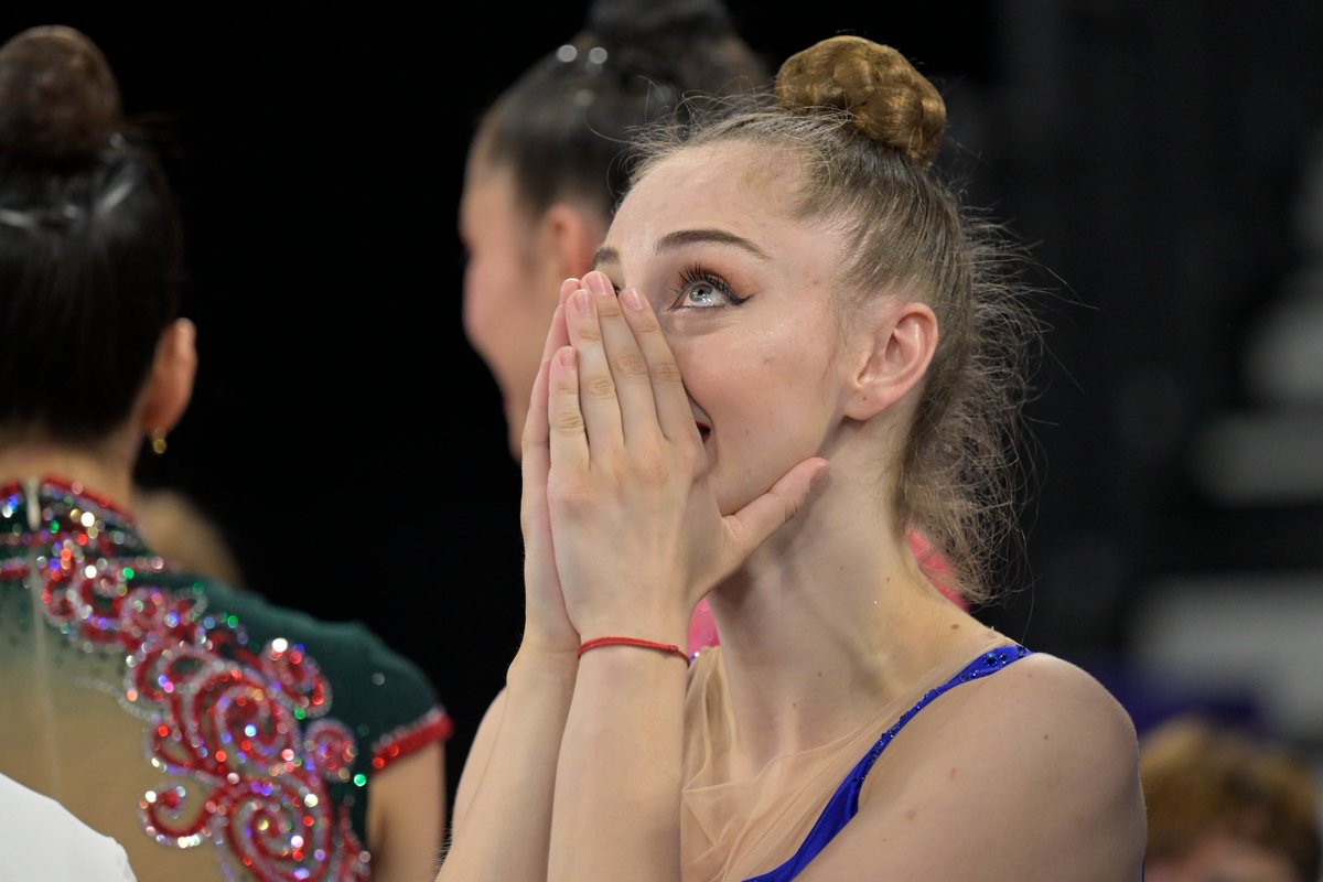 Hay que ver la energía tan diferente que tienen dos platas olímpicas... 
Jamás entenderé lo de tomarse un segundo puesto como derrota (en todos los deportes, no solo en la rítmica) 
#tokio2020 #Paris2024