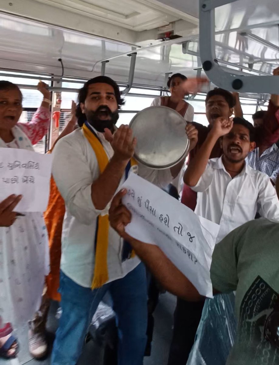brijraj_solanki's tweet photo. आज 9/8/24को CYSS अहमदाबाद शहर समितिने आप गुजरात यूथविंगके अध्यक्ष ब्रिजराज सोलंकी और अहमदाबाद शहर CYSS अध्यक्ष यात्रिक पटेलके नेतृत्वमें नकली नोट उड़ाकर फीस वृद्धिके खिलाफ अहमदाबाद विश्वविद्यालयमें एक बड़ा विरोध प्रदर्शन किया। इस प्रदर्शनके दौरान सभी को हिरासत में ले लिया #cyss https://t.co/bO2mS7AQOB