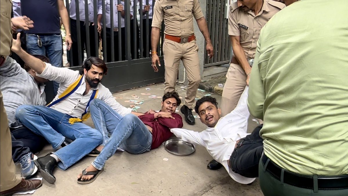 brijraj_solanki's tweet photo. आज 9/8/24को CYSS अहमदाबाद शहर समितिने आप गुजरात यूथविंगके अध्यक्ष ब्रिजराज सोलंकी और अहमदाबाद शहर CYSS अध्यक्ष यात्रिक पटेलके नेतृत्वमें नकली नोट उड़ाकर फीस वृद्धिके खिलाफ अहमदाबाद विश्वविद्यालयमें एक बड़ा विरोध प्रदर्शन किया। इस प्रदर्शनके दौरान सभी को हिरासत में ले लिया #cyss https://t.co/bO2mS7AQOB