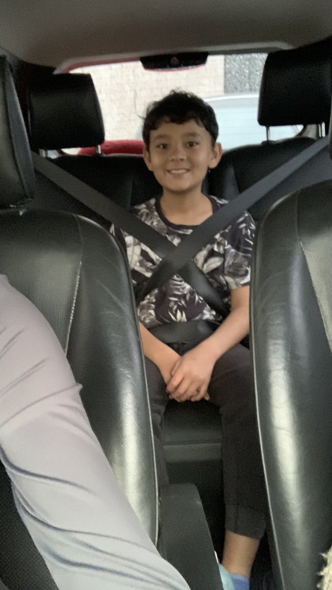 pego o carro pra dirigir e quando olho pra trás meu irmão tá literalmente com os 3 cintos KKKKKKKKKKKKKKK