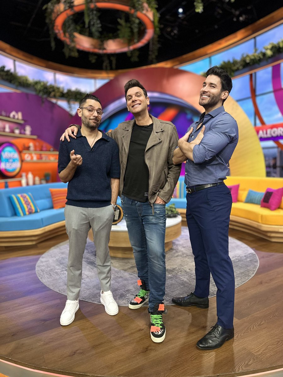 VengaLaAlegria's tweet image. Hombres y mujeres se están enfrentando en el #RetoViral de este día. ¿A qué equipo apoyas? 🤩✨🙌🏻🕺🏻💃🏻 #VLA #EnViernesPropongo