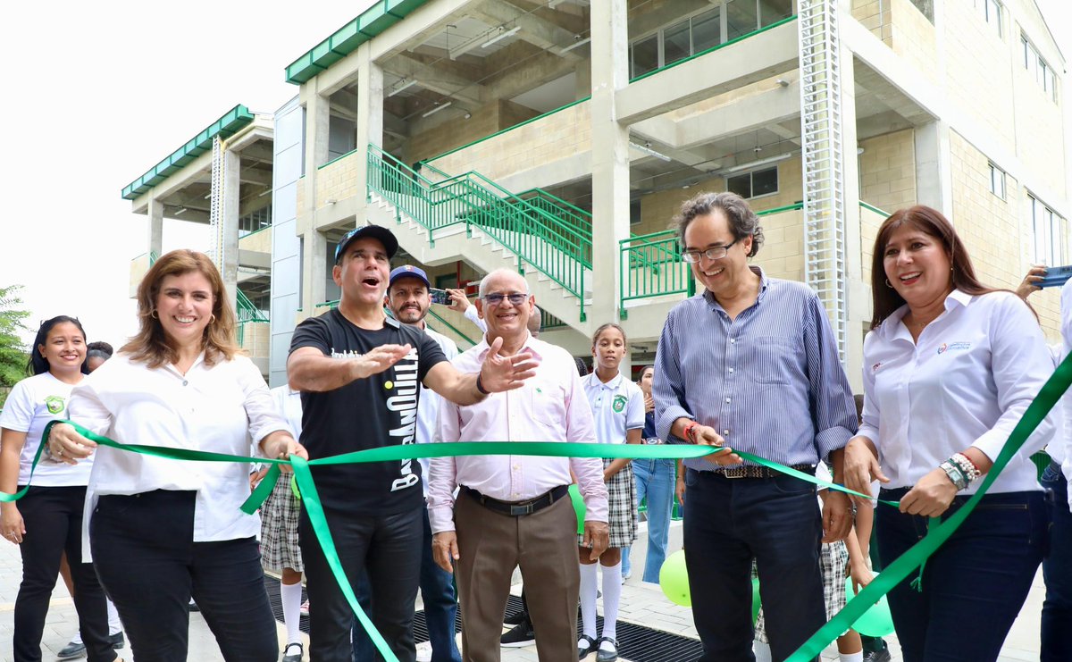 AlejandroChar's tweet photo. Inmensamente feliz de entregarle a más de 600 estudiantes de El Bosque esta nueva y completa infraestructura educativa que cuenta con 16 aulas, 1 salón multifuncional, 1 laboratorio integrado, cocina, comedor escolar, baños y zonas administrativas. 

Con @Mineducacion trabajamos en equipo para que este colegio quedara tan bonito. Me alegra saber que desde aquí seguiremos brindándole a este semillero una formación de calidad, inclusiva, innovadora y a otro nivel.

Gracias por tanto cariño, cuídenlo mucho que es de ustedes!