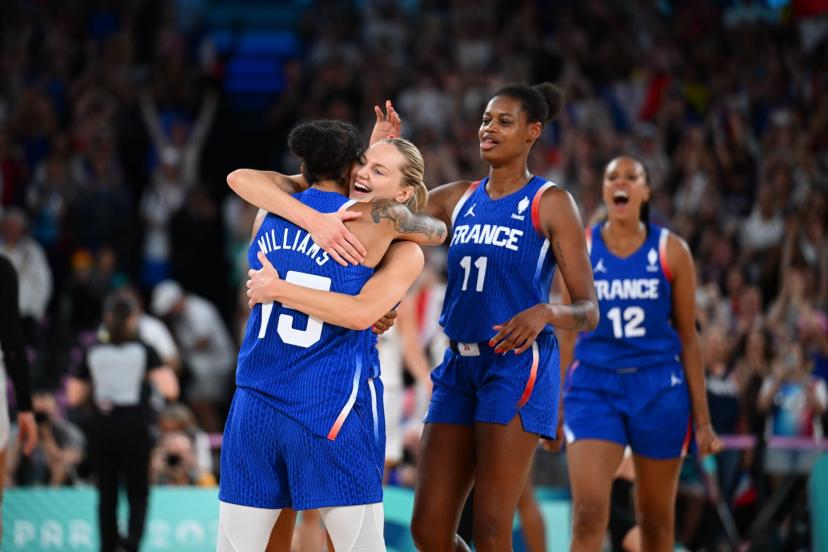 CASTING DU SOIR

Autour de <a href="/m_benterki/">Messaoud Benterki</a> ce soir :

Thomas Sammut
Stéphane Guy
Marie Martinod
Grégory Schneider
Hervé Penot

Anne-Sophie Bernadi en direct du Club France &amp; Tanguy Le Séviller pour les infos olympiques.

Rendez-vous à 22h55 en direct

#EDS #Paris2024