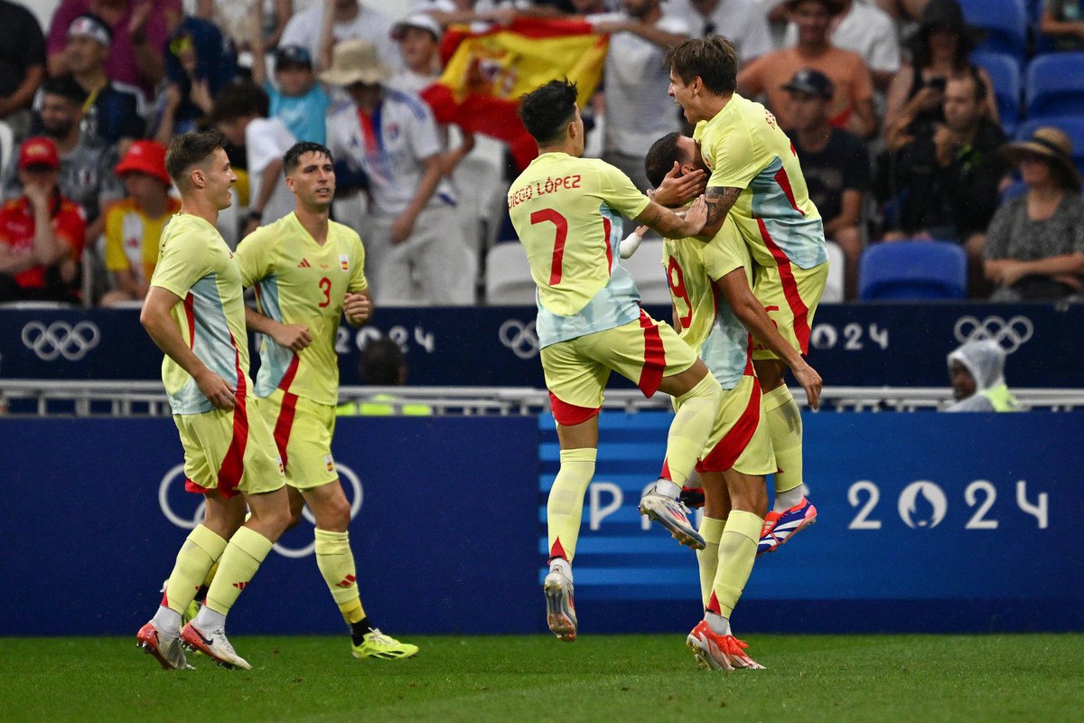 CliveKyazze's tweet photo. Spain 🇪🇸 cooking France 🇫🇷 infront of a parked Parc de Princes

3-1 the Spanish lead at the break in this #Paris2024 #Gold medal match 

#CliveInParis https://t.co/DwnZEZG3YO