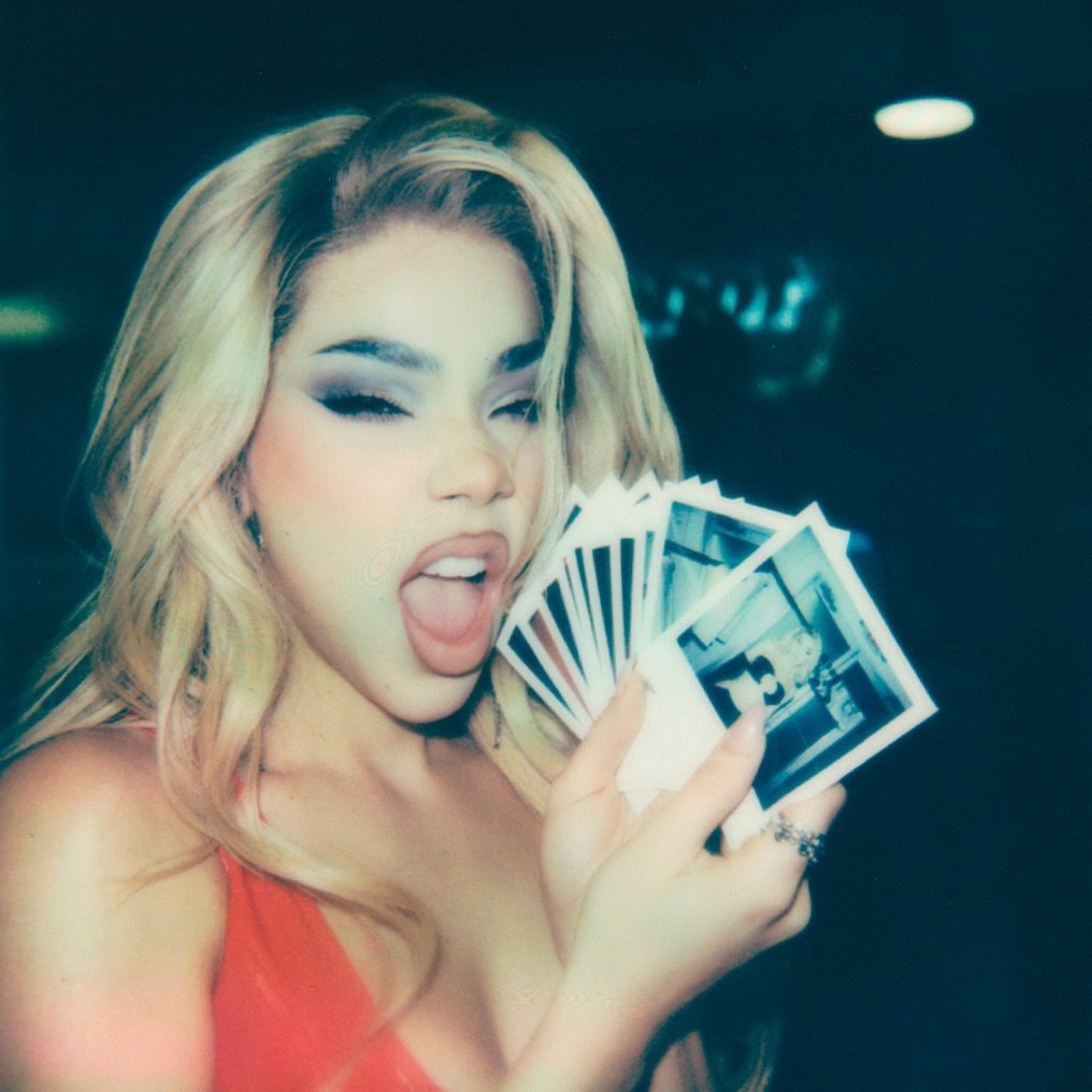 Actualización Spotify — Oyentes Mensuales.

Kenia OS — 12,323,098 (+102,433)
*nuevo peak más alto en su carrera*

Solo POCAS mexicanas pueden subir +100k luego del mes de lanzamiento 🤭🤭👏