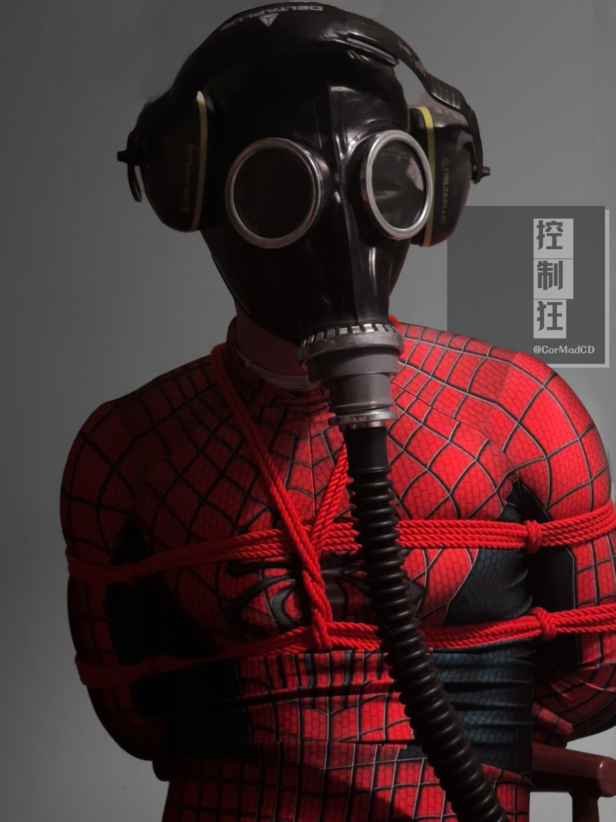 听说最近管得严，那就只发一张不露点的。