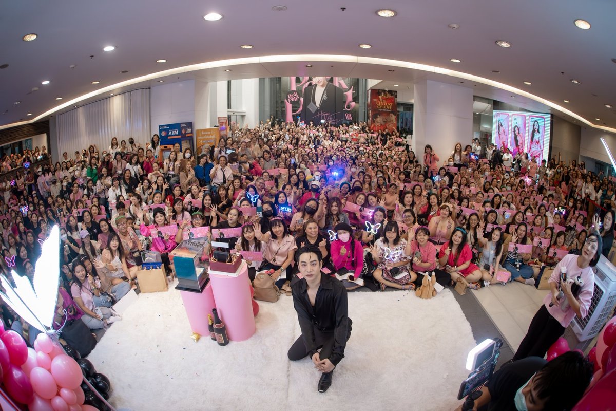 webstarupdate's tweet photo. รวมพลคนรัก “เป๊ก ผลิต​โชค”… กรี๊ดกระหึ่ม ตึกแกรมมี่แตก! >>
#HAPPYPALITDAY2024 
#เป๊กผลิตโชค 
#PeckPalitChoke 
อบอุ่นเหมือนเคย… สำหรับวันดีๆ (9 ส. ค. 67) วันครบรอบวันเกิด “เป๊ก ผลิต​โชค” ซูเปอร์สตาร์สุดฮอตขวัญใจแฟนทั่วประเทศ ที่แฟนๆ แห่มาร่วมอวยพรล้นทะลักทำเอาตึกแกรมมี่ฯ แตกเลยทีเดียว เสียงกรี๊ด​ต้อนรับ เสียงร้องเพลงวันเกิดดังกระหึ่ม เป็นการเติมเต็มความคิดถึงด้วยโมเมนต์​น่ารัก และอบอุ่น แถมเฮียเป๊กยังสปอยล์ร้องเพลงใหม่ที่กำลังจะปล่อยเร็วๆ นี้อีกด้วย ทั้งศิลปินและแฟนต่างเติมพลังใจให้กันและกันขนาดนี้ งานนี้ไม่มีอ่อม มีแต่ความรักล้วนๆ จ้า
https://t.co/PV4wfNf0Bm