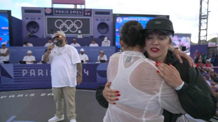 AliArmian's tweet photo. 🇫🇷 Paris Olympics | Day 14

🐶 @SnoopDogg is in da House! 🐶

🤸‍♀️ Anna Ponomareko (aka Stefani) and Kateryna Pavlenko (aka B-Girl Kate) hug it out after the competition.

🇺🇦 Ukrainian sisterhood we cherish!

#breakdancing #BreakingForGold    #Paris2024    #Ukraine https://t.co/IPx2QbEf48
