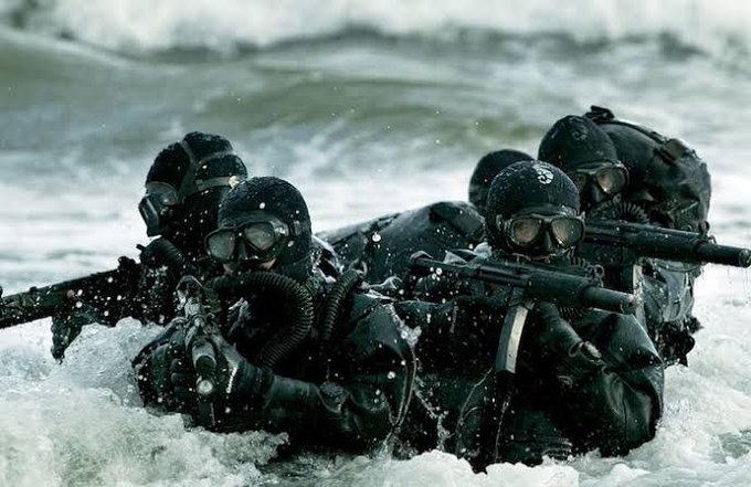Como os Navy Seal adormecem em 2 minutos.

- Sem comprimidos.
- Sem duche frio.
- Sem óculos que bloqueiam a luz azul.

O método 4-7-8 (apoiado pela ciência):