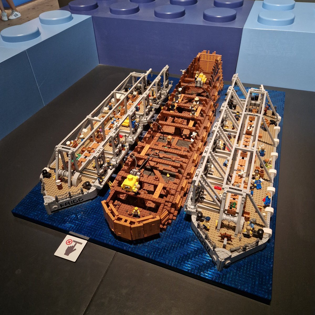 We've been back to the Vasa Museum to see their amazing Brickwrecks exhibition,  which is all about shipwrecks depicted in Lego! 

There was a really cool model of the Vasa, which span around and sank, and a diorama about the salvage operation! So super cool 😎