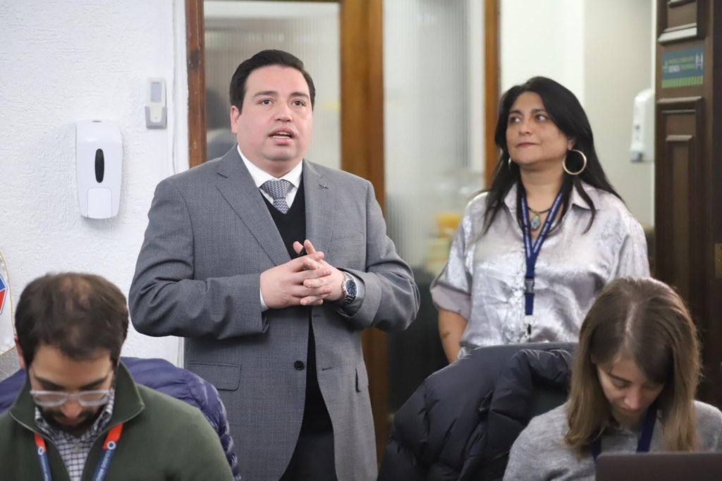 colmedchile's tweet photo. La Dra. Mónica Cerda, Pdta. de Agrupación Residentes Chile, junto al abogado jefe de #UDELAM, Gabriel Nieto, realizan una presentación ante el H. Consejo Nacional sobre las Agrupación Residentes, PAO. https://t.co/jnEHSBvSY5