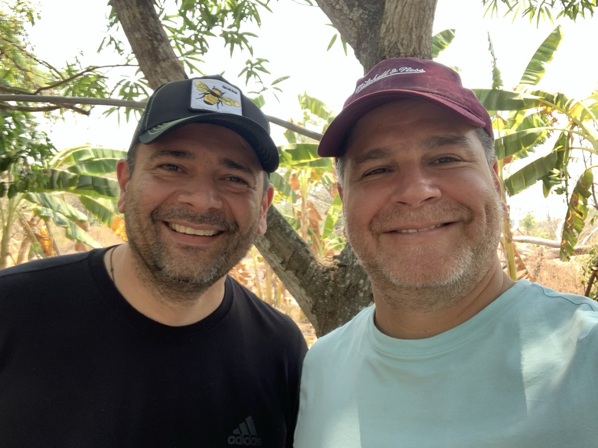 LuisFlorido's tweet photo. NO PUEDO CALLAR ANTE LA BARBARIE Y LA ARBITRARIEDAD: debo salir en la defensa de dos amigos, Freddy Superlano y Williams Dávila. 

Con el primero compartí en el exilio y regresamos a Venezuela en tiempos complejos. Freddy es un demócrata a carta cabal, todos se sorprendieron de su respuesta en la elección de 2021, el PSUV pensó que llamaría a la calle, luego que le desconocieron la victoria y no, llamó a votar de nuevo, apoyó a su esposa @AuroraSuperlano como candidata y ante su irregular inhabilitación terminó apoyando al actual gobernador de Barinas @SergioGarridoQ, se montó al hombro su campaña y así las fuerzas democráticas recuperaron Barinas, el otrora mayor bastión rojo. 

Producto de su resultado electoral asumió la posición de mayor liderazgo en Venezuela en su organización.

Esa visibilidad, su talante y convicción democrática lo fijó en la mira de los que están en el poder. Superlano es un hombre con quien hablar, un interlocutor en tiempos de paz y debe ser liberado.

El otro caso que me ocupa es mi amigo, Williams Dávila, con el recorrí gran parte de América Latina como miembros de la Comisión de Política Exterior de la @AsambleaVE entre los años 2016-18, narrando al mundo lo que pasaba en Venezuela. 

Williams es un hombre formado, muy activo, inteligente y comprometido con la democracia hasta sus tuétanos. Lleva la sangre del adeco betancurista, que lo hace un hombre recio, decidido y a su vez democrático.

Ambos actuaron comprometidos con el Comando Con Venezuela, desarrollando una agenda democrática, electoral cuyo objetivo es el cambio político en paz.

Poco se entiende el encarcelar a actores políticos de esta relevancia, así como menos se entiende la persecución a testigos y dirigentes de los partidos democráticos.

Todos podemos ser víctimas de la arbitrariedad y evidentemente eso genera temores en la mayoría del pueblo y en toda la dirigencia política, porque los que están en el poder ejercen acciones arbitrarias, ilegales y censurables de todo tipo, pero eso no puede paralizarnos.

Siempre he creído en el diálogo y la ruta electoral, hoy ratifico que son los dos instrumentos centrales de la política, así eso nos cueste la incomprensión de la gente, hay que hablar y jamás abandonar la ruta electoral y ahora con más razón.

Yo lo propuse en 2017 en el marco de la negociación con el gobierno en República Dominicana, incluso algunos lo han asumido como objetivo y hoy lo reitero: *Venezuela necesita un acuerdo de Convivencia Democrática*. El acuerdo de Barbados fue un buen paso inicial, aunque insuficiente.

Sin acuerdos nuestro país no será gobernable para nadie. Acordar no significa asumir las ideas de tu adversario y viceversa, lo que significa es encontrar vías para el entendimiento y el consenso mínimo en una sociedad.

Si, es verdad que el resultado electoral nos favorece, como lo expresan las actas en el Sobre1 que reposa en el @cneesvzla, cuyas copias también tiene el @ConVzlaComando, pero la acción no es solo hacer valer la decisión soberana del pueblo, como indica el art. 5 de la #CRBV, significa también los acuerdos mínimos que se requieren para avanzar en un país de paz.

Así como les tocó a los chilenos acordar, a final de los años 80, así también nos toca a nosotros y para ello es imprescindible hablar y simultáneamente liberar a quienes injustamente están tras rejas.

El cese de la persecución para actores políticos, como los alcaldes electos democráticamente, los testigos y miembros de mesa, los ciudadanos comunes, los dirigentes democráticos, es obligatorio para poder avanzar.

Debe frenarse toda la arremetida autoritaria y cumplir con la Constitución. Este país no avanza ni con sanciones, ni con violencia, es correcto, pero este país tampoco avanzará si la sociedad no se siente interpretada en sus anhelos, sus sueños, sus esperanzas y su decisión soberana expresada en el voto.

Fotos:
1Entrando a Vzla por el Arauca con FS
2Junto a Williams, @sanchezcastejon y y la premier Rumana en #ONU #IS