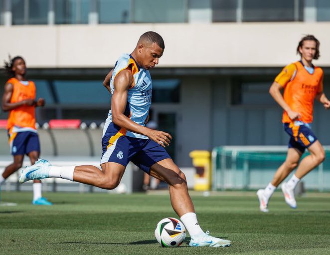 (fan) Danik tweet media