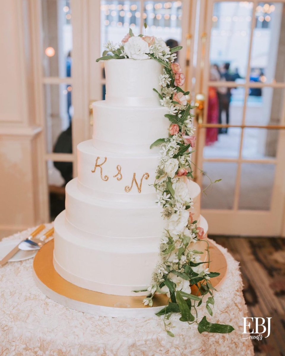 EddasCakeDesign's tweet photo. Who’s ready to celebrate this weekend? 🎂💍

📸 @ebjevents

#eddascakes #miamicakes #miami #eddas #eddascupcakes #cupcakes #minicupcakes #wedding #weddingcake #cakepops #birthdaycake #dessertcake #bundtcake #minibundtcake #expresscake #quinceañera #quinceañeracake https://t.co/drhLSRjZHM