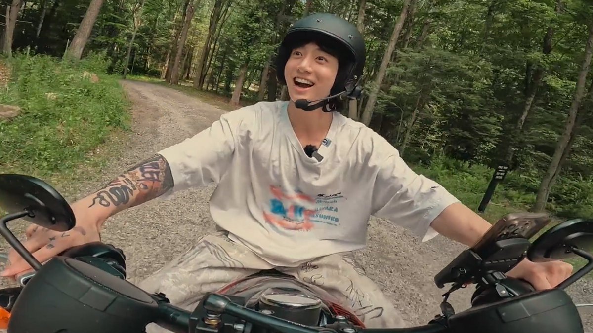 this is such a cute pic u guys. he’s so happy on his bike 😭❤️‍🩹🤏