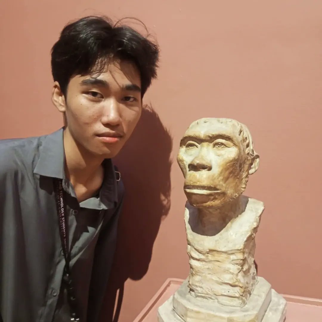 sshmiiiii's tweet photo. From drawing my protrait to recreating sculptures sa nat'l museum together HAHAHAHHAHAHAA buti walang masyadong tao😭😭 https://t.co/krxOSZaPBf