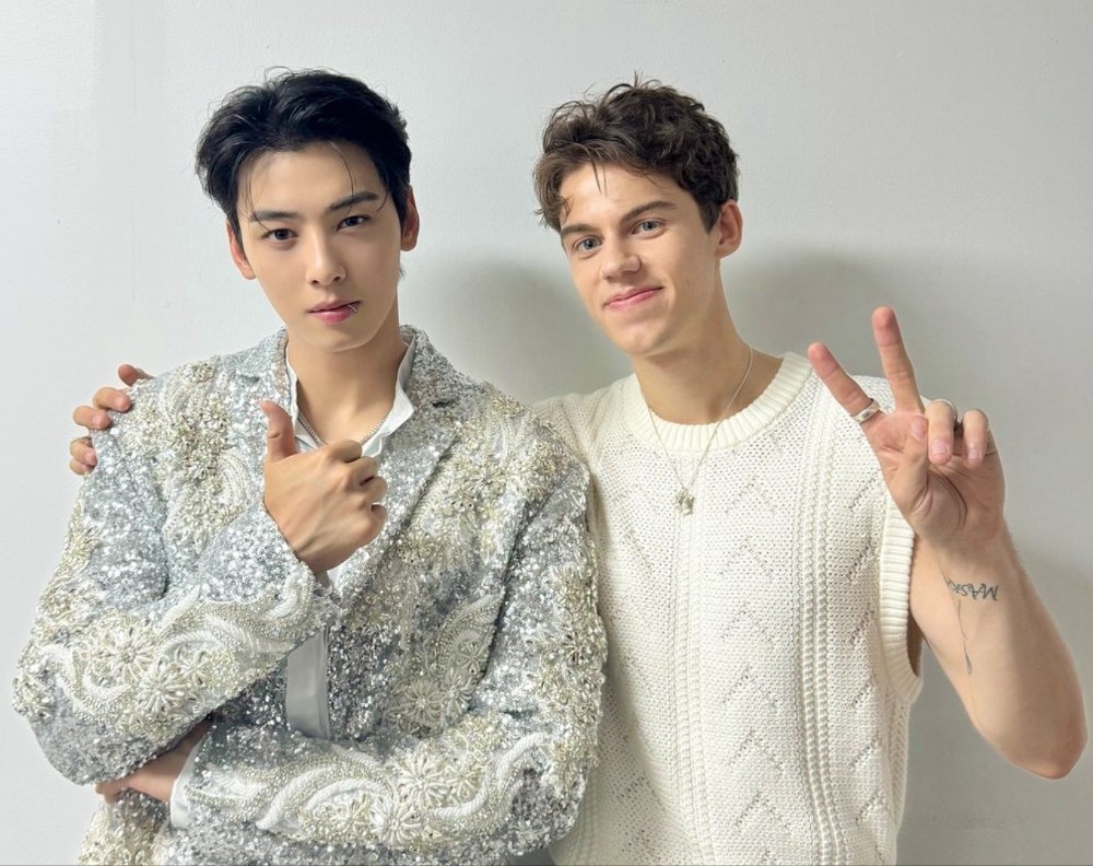 ChaEunwooINTL's tweet photo. [💬] Peder Elias mentioned Cha Eunwoo in an interview for the Norwegian media "730":

“The cat's out of the bag that I'll be featuring the Korean world star #CHAEUNWOO on my next song, so I'm really looking forward to our song "Hey Hello" seeing the light of day very, very soon!” — Peder Elias

🔗https://t.co/ABbUTQN48N

PEDER ELIAS FT CHA EUNWOO SOON
#차은우 #チャウヌ #车银优 #ชาอึนอู #車銀優