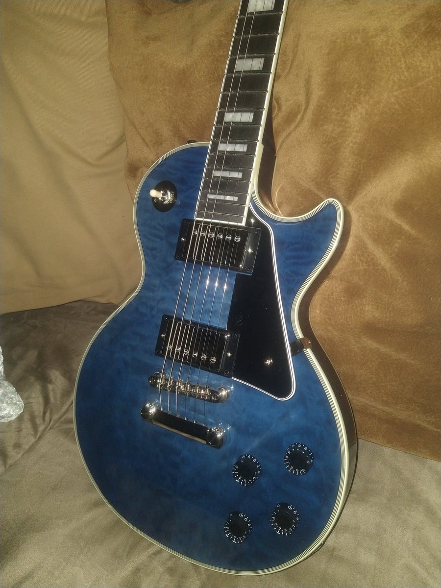 Happy birthday to me! Got this cool guitar for myself to start my 40s on the right note 😎🎸