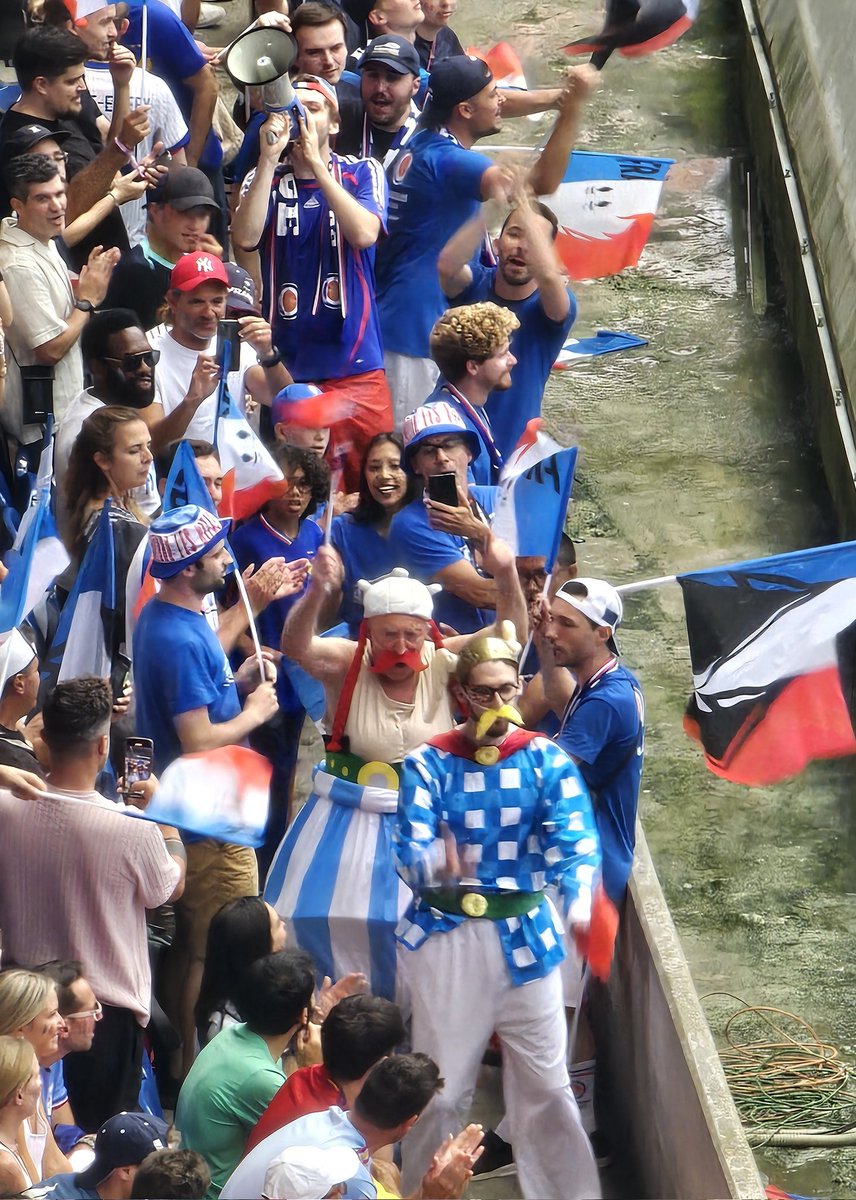 3:1 für Spanien - 
Französische Ultras vermummen sich mittlerweile zum Teil.