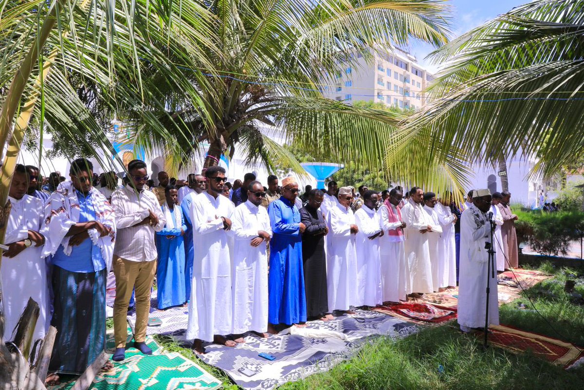 MunicipalityMog's tweet photo. Maamulka G/Banaadir ayaa Aqalka D/Hoose ee Xamar kulan Duco iyo Quraan Aqris ah ugu sameeyay dadkii ku geeriyooday weerarkii xeebta Liido ee Degmada C/casiis.

Duqa Muqdisho Md. Yuusuf Xuseen Jimcaale (Madaale) ayaa salaada kadib u duceeyay Dalka, Dadka iyo muslimiinta dunida. https://t.co/MxWyLbqoUd