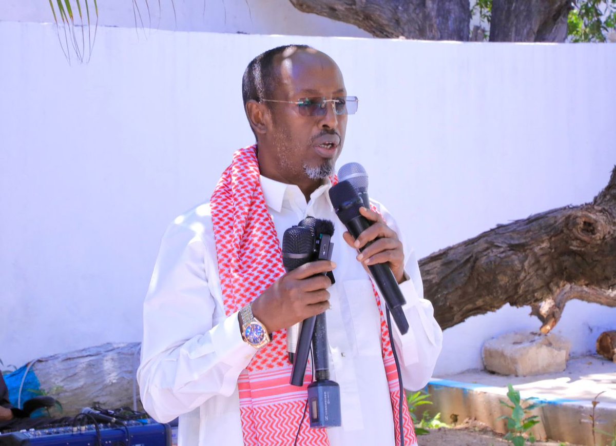 MunicipalityMog's tweet photo. Maamulka G/Banaadir ayaa Aqalka D/Hoose ee Xamar kulan Duco iyo Quraan Aqris ah ugu sameeyay dadkii ku geeriyooday weerarkii xeebta Liido ee Degmada C/casiis.

Duqa Muqdisho Md. Yuusuf Xuseen Jimcaale (Madaale) ayaa salaada kadib u duceeyay Dalka, Dadka iyo muslimiinta dunida. https://t.co/MxWyLbqoUd