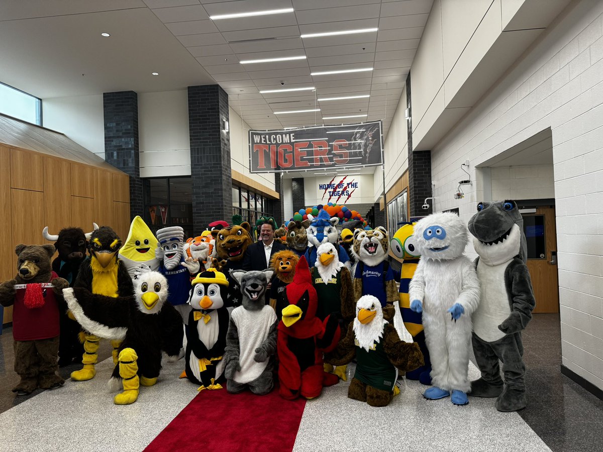 Swoop helped welcome the new LCPS teachers this morning! We are so excited for this new school year ❤️🖤 <a href="/Dr_M_Adejumo/">Mojisola Adejumo</a> <a href="/cardinal_pto/">Cardinal Ridge PTO</a>