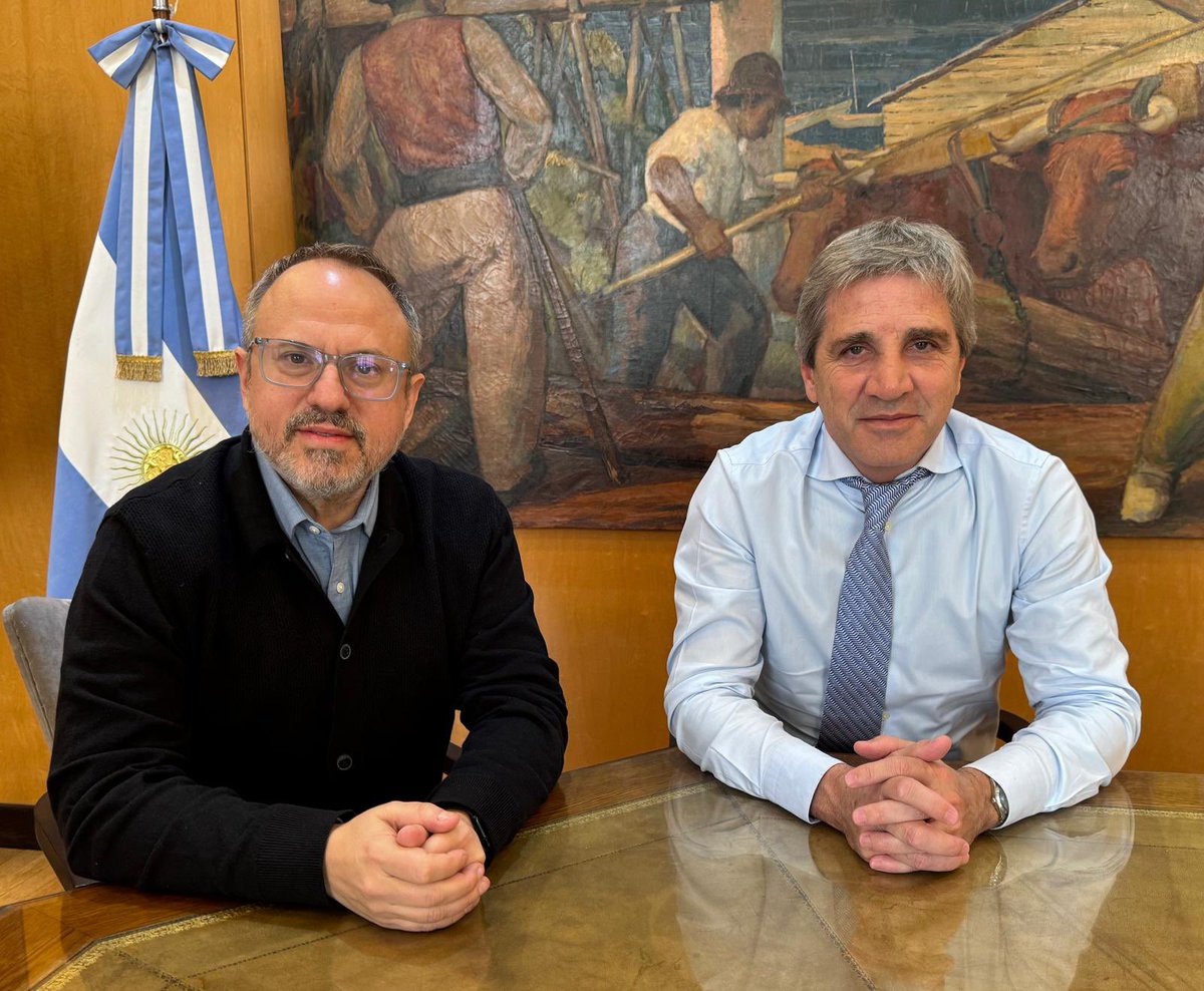 dievalen's tweet photo. Hoy tuve una productiva charla sobre economía con el ministro @LuisCaputoAR. Se valora que quienes trabajamos en el territorio podamos ser escuchados, aportando ideas y experiencias para consolidar el profundo cambio económico nacional que se está desarrollando. https://t.co/5l40BX6480
