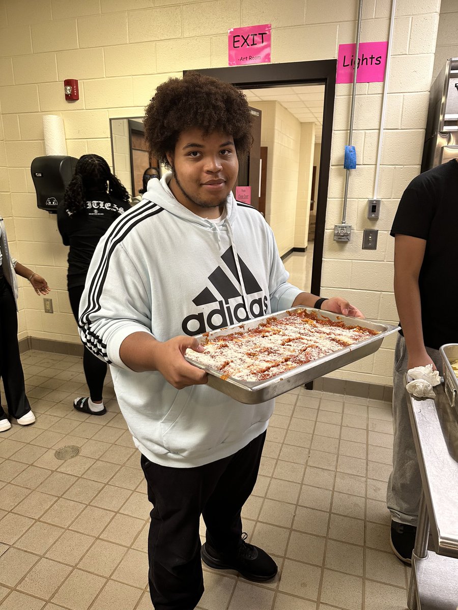 ColonelsCass's tweet photo. Our culinary class, led by Chef Huston, made lasagna complete with salad, bread, and dessert today for teacher lunches. Teachers were able to purchase the lunch, which helps fund the program. Our students are learning life long skills and our teachers are LOVING it! https://t.co/8JAJwx65QG