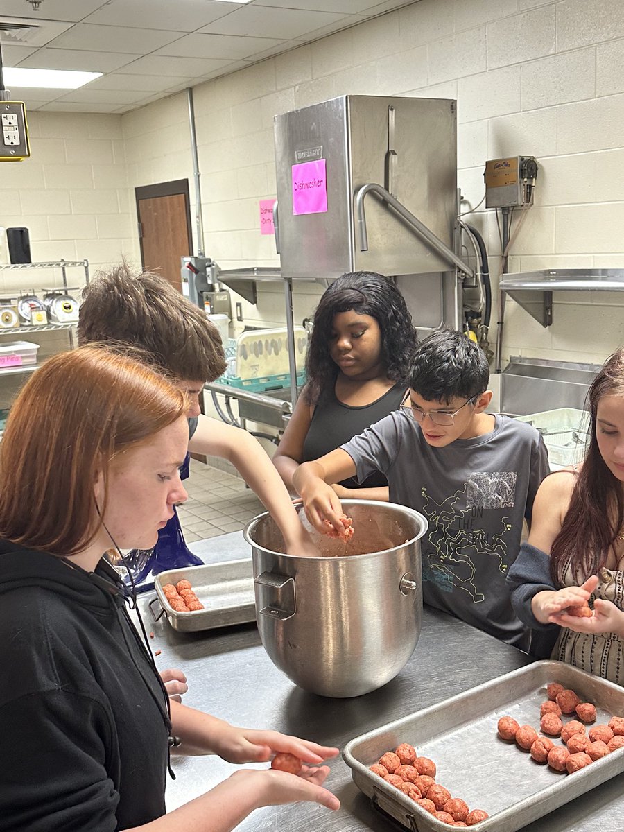 ColonelsCass's tweet photo. Our culinary class, led by Chef Huston, made lasagna complete with salad, bread, and dessert today for teacher lunches. Teachers were able to purchase the lunch, which helps fund the program. Our students are learning life long skills and our teachers are LOVING it! https://t.co/8JAJwx65QG