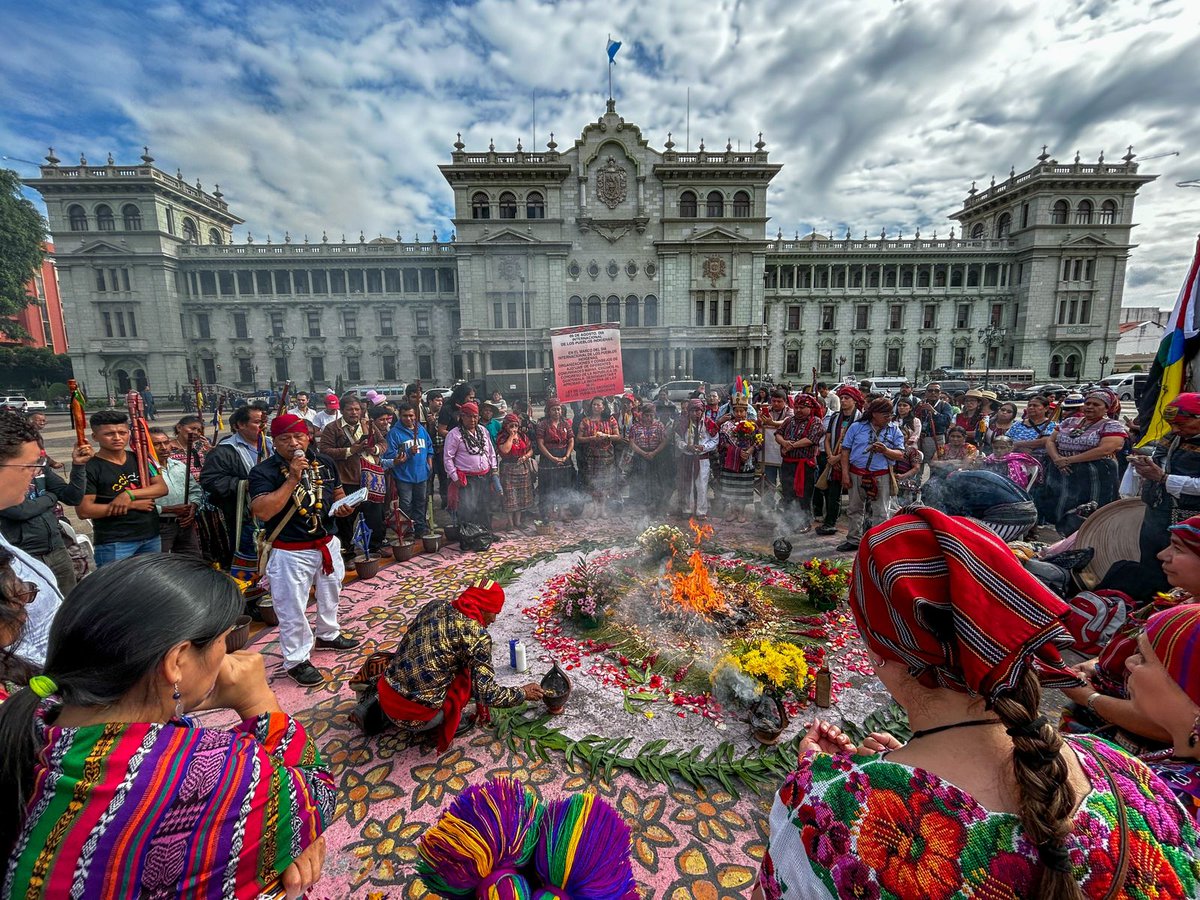 MINTRABAJOGuate's tweet photo. ✅En el Día Internacional de los Pueblos Indígenas, reconocemos y honramos la diversidad cultural que los pueblos mayas, garífunas, xinka y afrodescendientes. Son guardianes de tradiciones ancestrales, lenguas milenarias y pilares en la construcción de una sociedad más equitativa https://t.co/Jx3vTuw4Zj