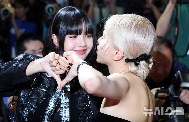 rosie_pss's tweet photo. งุ้ย น่ารักกก มีทุกมุมเลย555555 https://t.co/tHqz8bXTMM