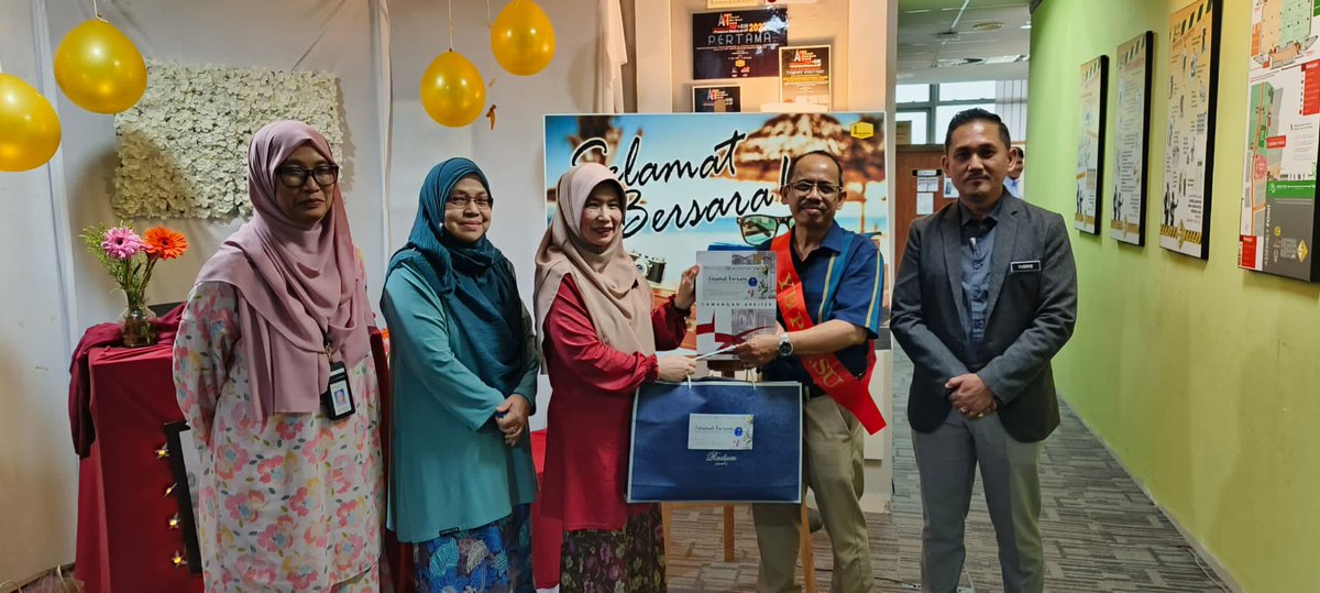 CawanganArkitek's tweet photo. MAJLIS PERPISAHAN DAN PERSARAAN ENCIK SUHAIRI BIN JANTAN

Majlis telah disempurnakan oleh YBrs. Ar. Hjh. Sharina Intan binti Abdullah, diiringi Ts. Mohammad Yusrie bin Mohamed Shafie dan Ar. Nurul Ainain bt. Abdul Rahim

Selamat bersara dan terima kasih atas segala jasa bakti. https://t.co/46lt0BS6a0