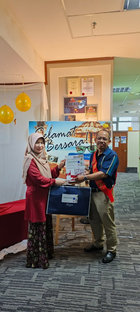 CawanganArkitek's tweet photo. MAJLIS PERPISAHAN DAN PERSARAAN ENCIK SUHAIRI BIN JANTAN

Majlis telah disempurnakan oleh YBrs. Ar. Hjh. Sharina Intan binti Abdullah, diiringi Ts. Mohammad Yusrie bin Mohamed Shafie dan Ar. Nurul Ainain bt. Abdul Rahim

Selamat bersara dan terima kasih atas segala jasa bakti. https://t.co/46lt0BS6a0