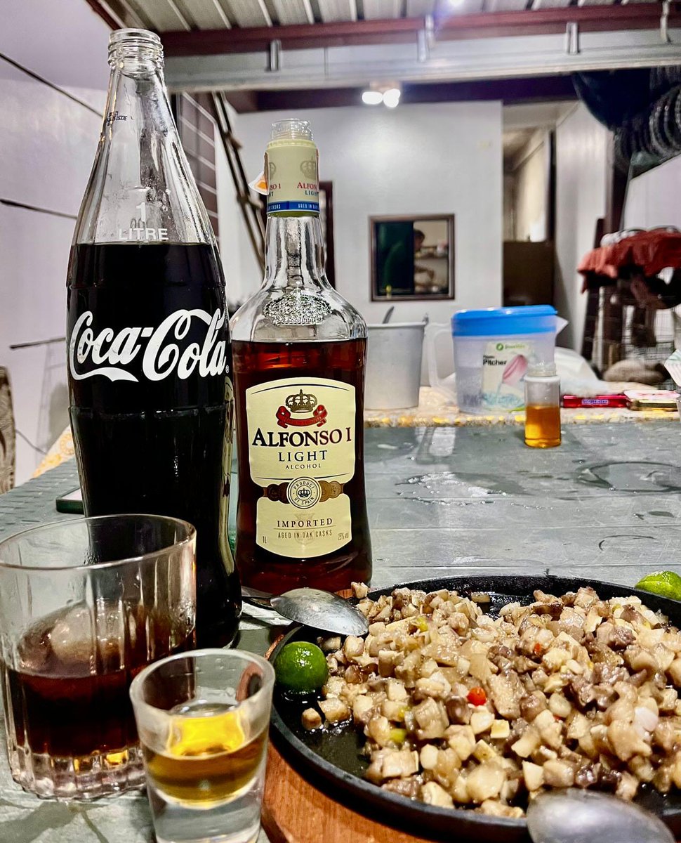 OFrogprince's tweet photo. still awake #TGIF fonsi w/ pork sisig 🤤🤤🤤

somewhere in Culianan, 
#ZamboCity

#AlfonsoBrandy #AlfonsoLight #PorkSisig https://t.co/U9eSLPnjvn