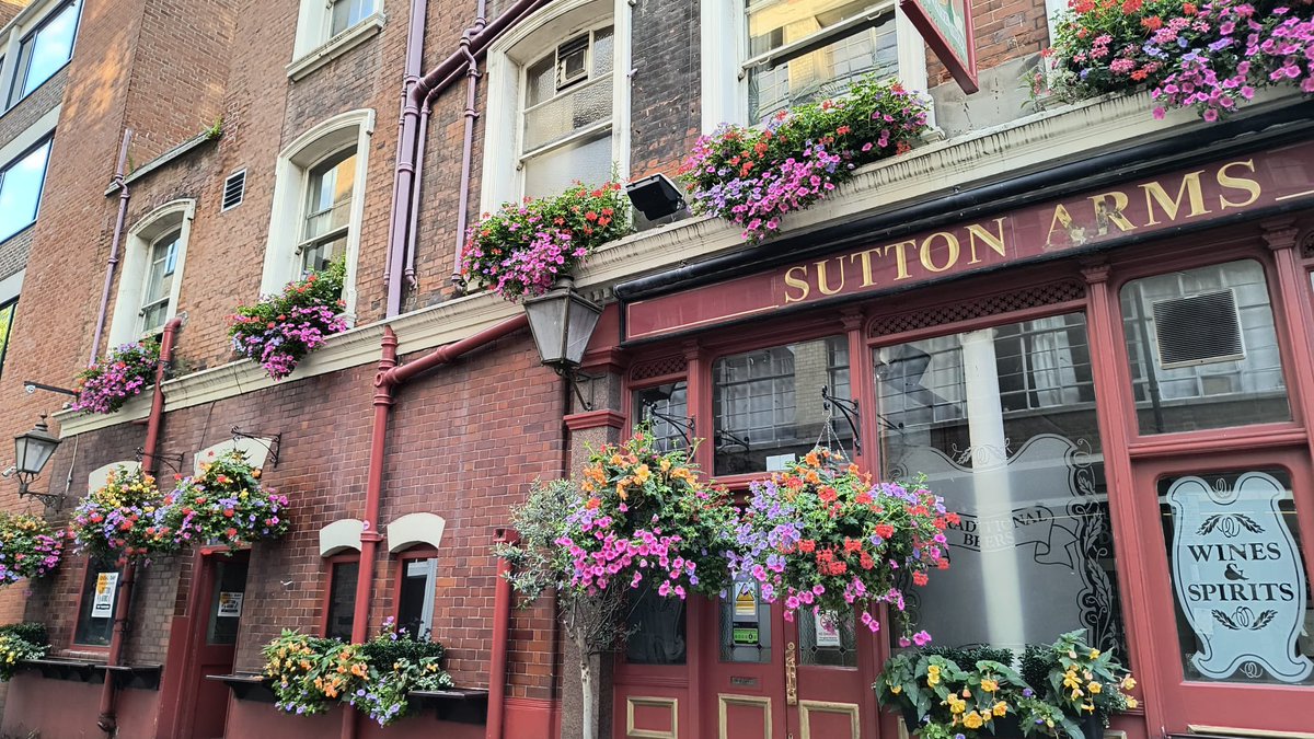 PubsSaving's tweet image. Two of the best pubs in London have stunning floral displays! The Robin, Crouch Hill and Sutton Arms, Clerkenwell. #bestpubs #londoninbloom #favouritepubs
