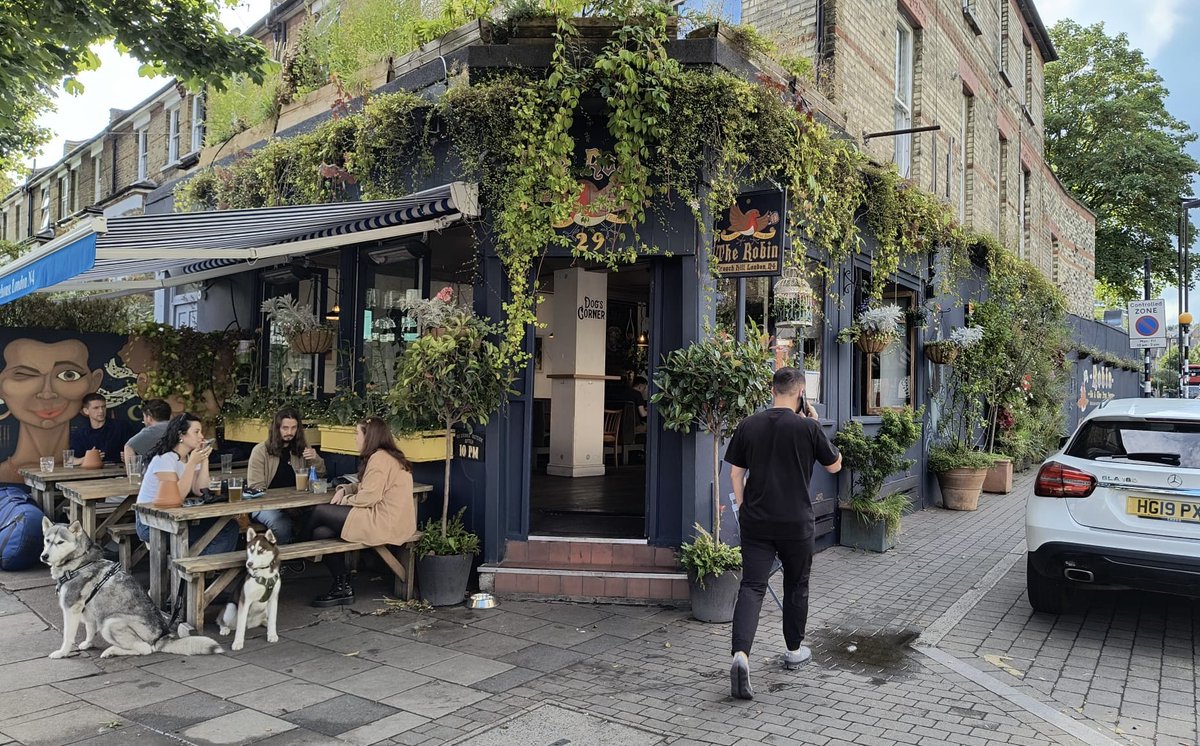 PubsSaving's tweet image. Two of the best pubs in London have stunning floral displays! The Robin, Crouch Hill and Sutton Arms, Clerkenwell. #bestpubs #londoninbloom #favouritepubs