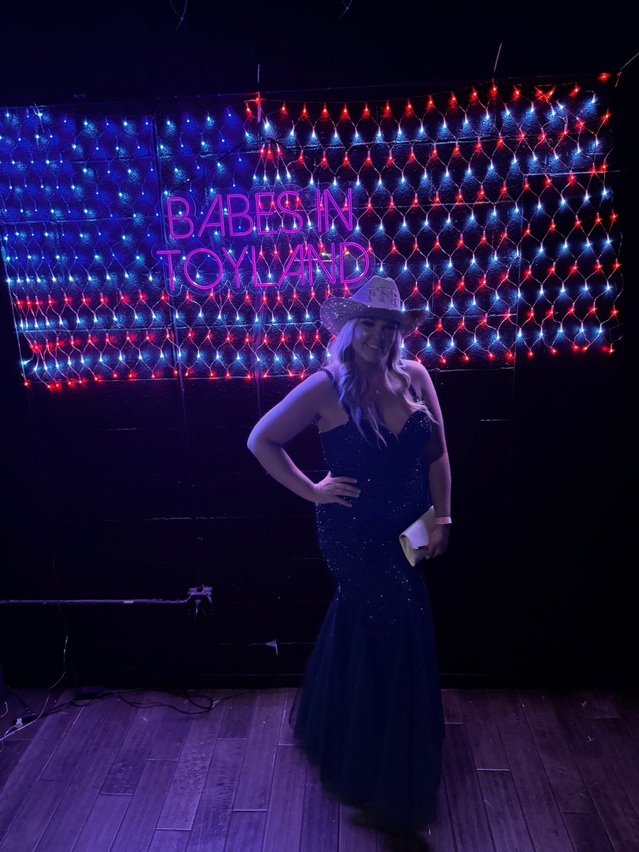 FemaleRancher's tweet photo. Take me back to Babes in Toyland! Such a fun experience and Supporting a good cause! #midwest #modeling #agriculture #trucking #peterbilt #corn #soybeans #pivot #irrigation #farmgirl #farmlife #blondesdoitbetter #Troops #SupportingTheTroops #USA #Military #Good #Charity https://t.co/itpTG4pZOa