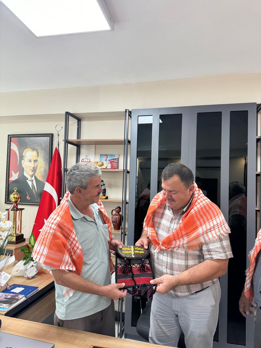 Bugün hayırlı olsun ziyaretimize gelerek, şahsıma yörüklüğün simgesi olan yağlık ve heybe hediye eden Antalya Yörük Türkmen Derneği Başkanımıza ve yönetimine nazik ziyaretleri ve anlamlı hediyelerim için çok teşekkür ederim.