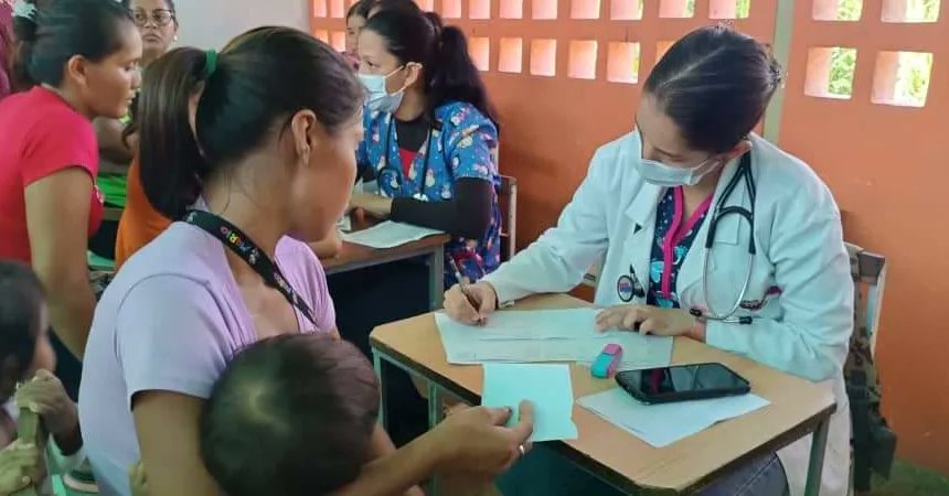 AtencionDelta's tweet photo. #SomosSolNaciente // Desde la comunidad indígena Janokosebe, parroquia Antonio José de Sucre del municipio Tucupita, llevamos atención social con entrega de medicamentos en la jornada nacional del Plan de Amor en Acción a las Victimas del Bloqueo Económico.

#09Ago https://t.co/o6dFPi4uNE