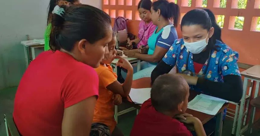 AtencionDelta's tweet photo. #SomosSolNaciente // Desde la comunidad indígena Janokosebe, parroquia Antonio José de Sucre del municipio Tucupita, llevamos atención social con entrega de medicamentos en la jornada nacional del Plan de Amor en Acción a las Victimas del Bloqueo Económico.

#09Ago https://t.co/o6dFPi4uNE