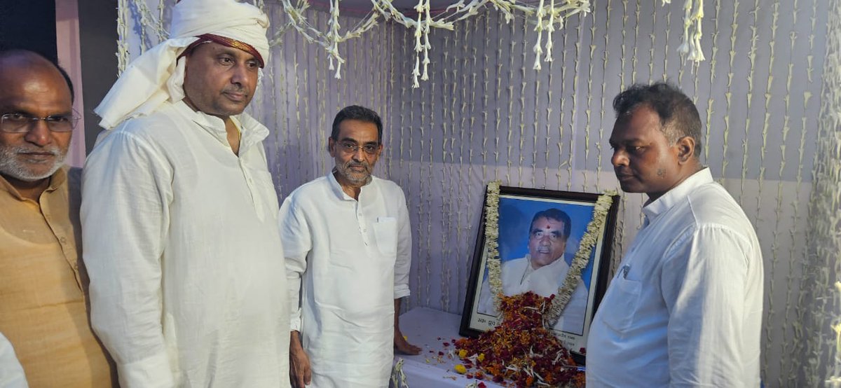 UpendraKushRLM's tweet photo. मोतिहारी: वरिष्ठ पत्रकार श्री अजीत द्विवेदी जी के दिवंगत पिताजी के श्रद्धांजलि कार्यक्रम में शामिल हुआ । https://t.co/MGohELfUTz