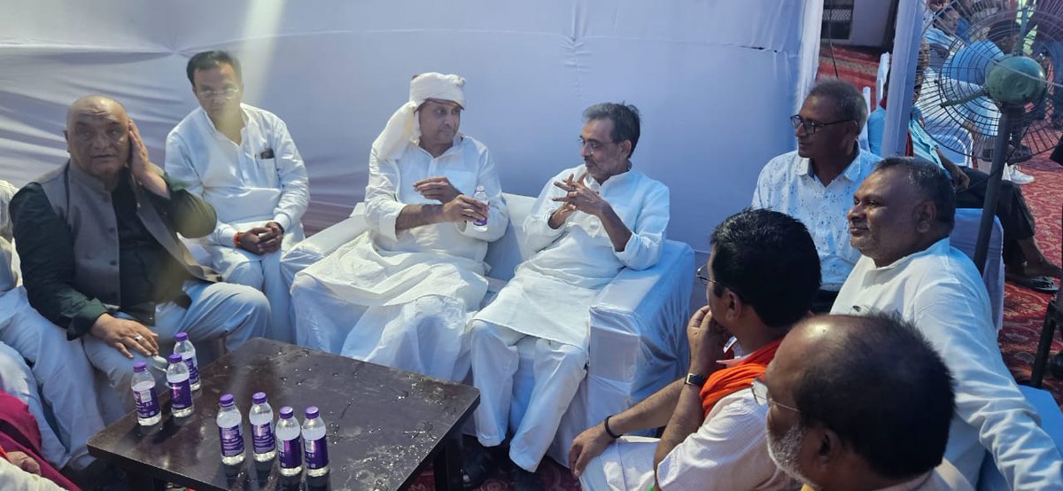 UpendraKushRLM's tweet photo. मोतिहारी: वरिष्ठ पत्रकार श्री अजीत द्विवेदी जी के दिवंगत पिताजी के श्रद्धांजलि कार्यक्रम में शामिल हुआ । https://t.co/MGohELfUTz