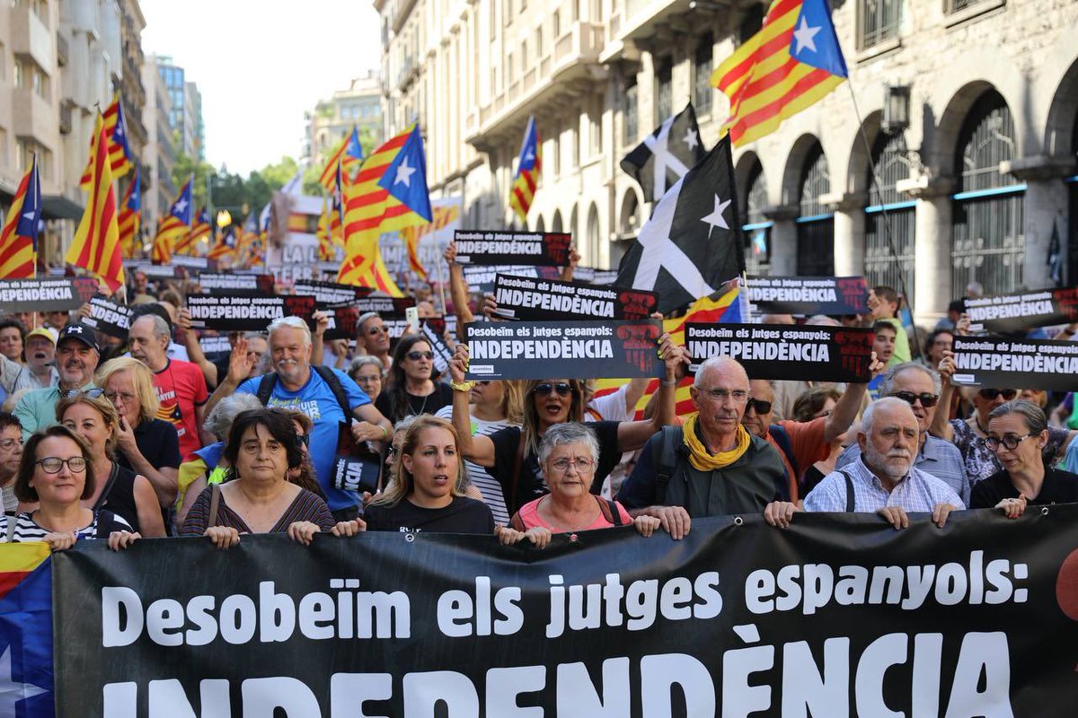 assemblea's tweet photo. ⬛️⬜️ Ahir, amb el retorn del MHP Puigdemont va quedar en evidència l’anomalia que suposa que el Tribunal Suprem espanyol es negui a aplicar la llei d’amnistia que ha aprovat el poder legislatiu.

Ja ho vam dir el passat 13 de juliol: desobeïm els jutges espanyols. Independència! https://t.co/Rbs725ZOJX