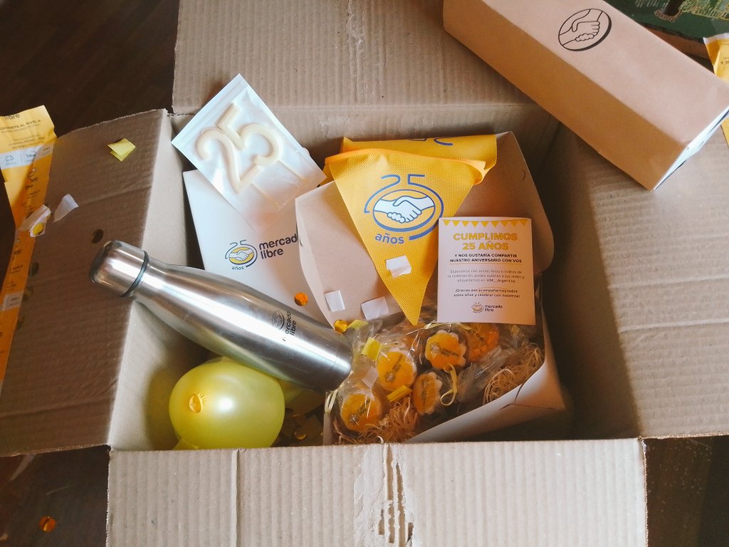 Mariilu_g's tweet photo. Que memorioso Mercado Libre, la verdad que un tipazo!

Felices 25 años @ML_Argentina gracias por seguir haciendo feliz a mi amiga con su trabajo 😉😅 https://t.co/I8EoCKg4r0