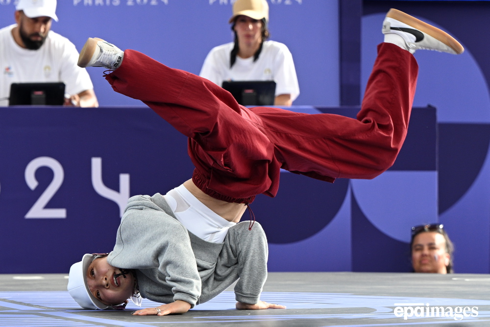 epa_sport's tweet photo. Ami of Japan competes during her B-Girls round robin group C battle at the Breaking competitions in the Paris 2024 Olympic Games, at the La Concorde in Paris, France, 09 August 2024.  
📷 EPA / Caroline Blumberg

#epaimages #Olympics #Paris2024 #ParisOlympics #bgirls https://t.co/kkiZZ1GBxf