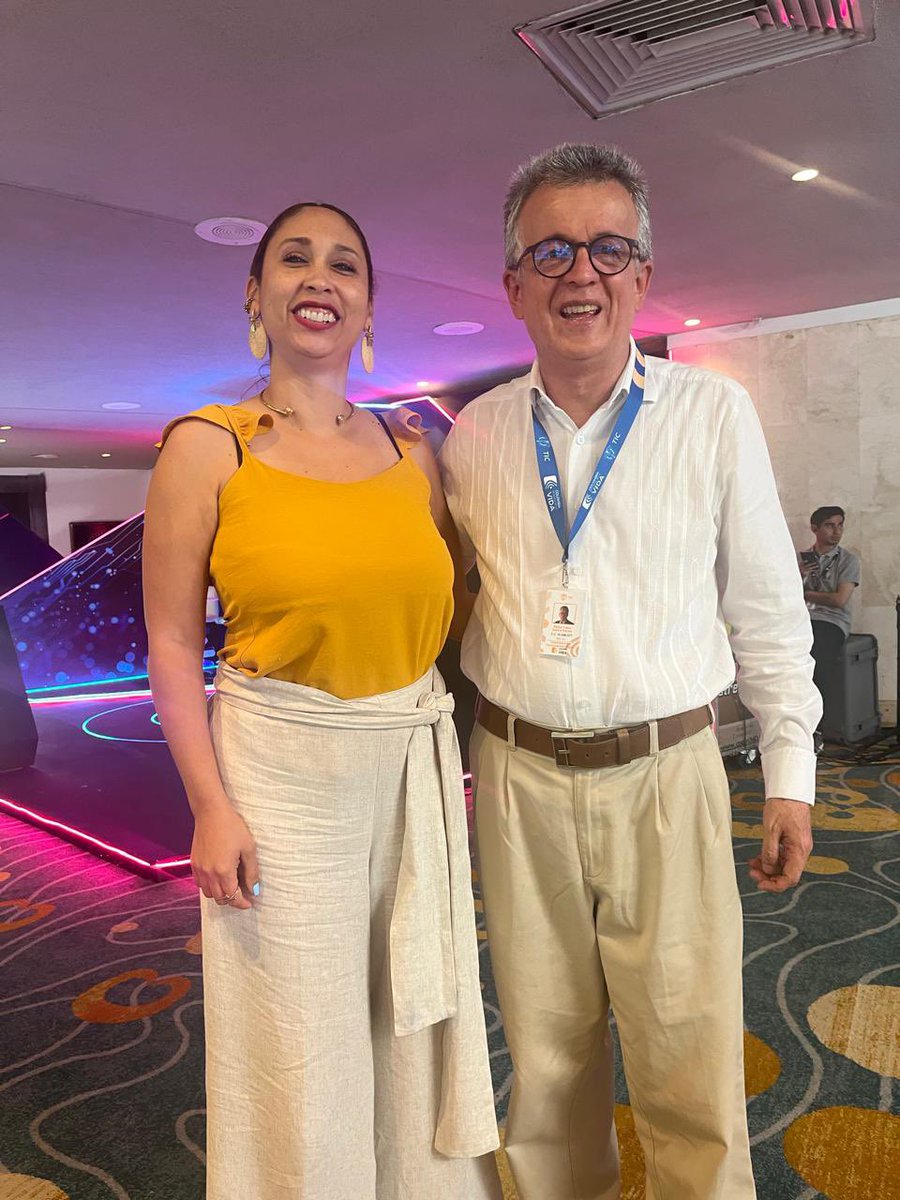 helppeoplecloud's tweet photo. Encuentro con Belfor Fabio García Viceministro de Transformación Digital, @Ministerio_TIC en la #CumbreColombIA Hablamos sobre la adopción responsable de la IA y su impacto en la educación y la economía digital. Un paso más hacia un futuro innovador y sostenible para Colombia. https://t.co/aSYpFGXQ8j