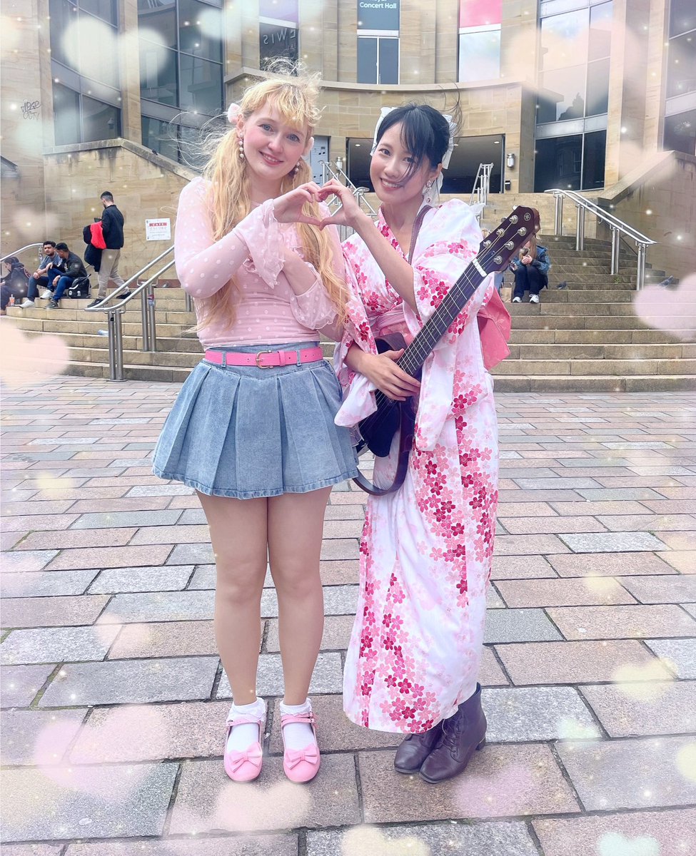 Street performing in Glasgow with <a href="/MION_official/">MION🇬🇧Singer Songwriter</a> today!💕 The wind was strong but we were stronger, hehe 💪💖 Thank you to everyone who cheered for us!💕💕

今日はMIONちゃんと路上ライブでした💕 私たちは風よりも強い 💪💖 グラスゴーのみんなさん、応援くれてありがとうございました💕💕