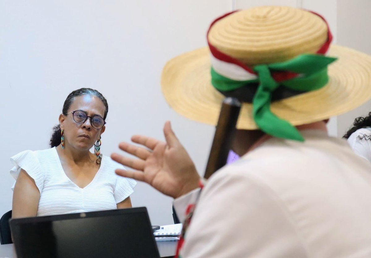 UnidadVictimas's tweet photo. 📷| En Cali, la @UnidadVictimas se reúne en una mesa de trabajo con la organización del pueblo Nasa, donde se abordan temas como declaraciones, registro, planes de retorno y reubicación, entre otros, en el Día Internacional de los Pueblos Indígenas. https://t.co/EGrj7qkN1V