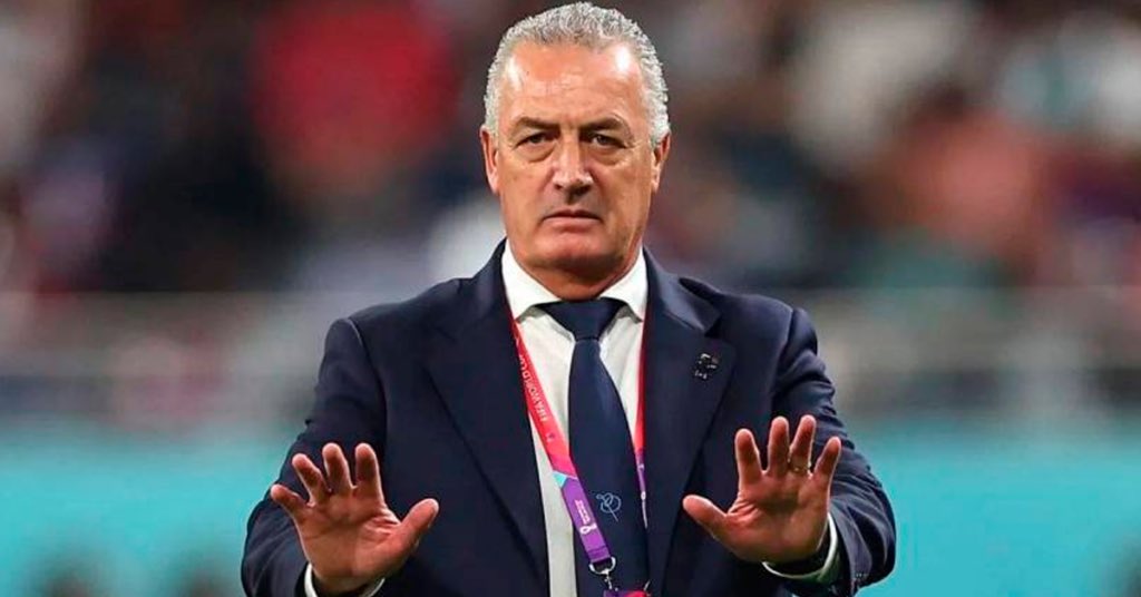 c_sandovalp's tweet photo. La novela está apunto de acabarse.
Cuerpo técnico de #LaSele ya se despidió de funcionarios y miembros de planta de la Fedefutbol y del Proyecto Gol. Será cuestión de horas para anunciar el final de esta novela de Gustavo Alfaro. https://t.co/Zp0kg7r37e